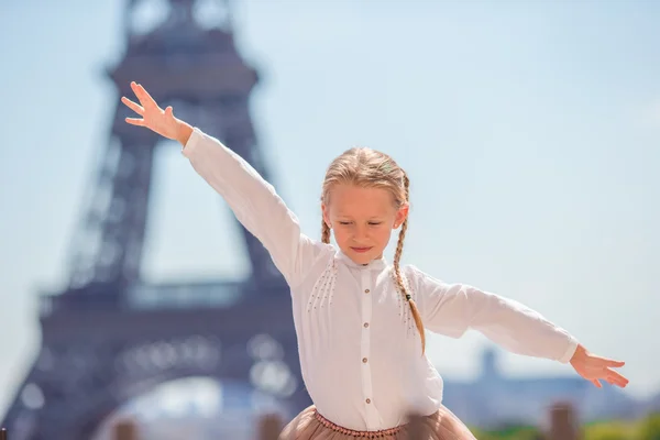 Adorable niña feliz en París fondo de la torre Eiffel durante las vacaciones de verano —  Fotos de Stock