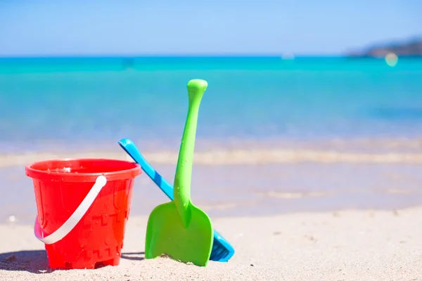 Summer kids beach toys in the white sandy beach — Stock Photo, Image