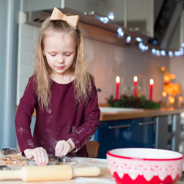 Kleines entzückendes Mädchen backt Weihnachtsplätzchen zu Hause — Stockfoto