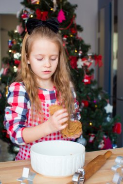 Noel için gingerbread çerezleri fırın küçük sevimli kız