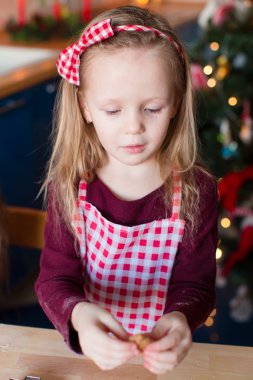 Küçük kız Noel için gingerbread çerezleri fırın