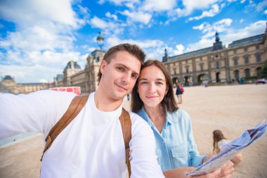 Harita ile romantik genç çift selfie alarak şehrinin Ünlü Louvre arka plan