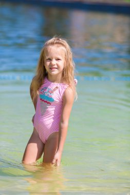 Yaz tatili boyunca sahilde sevimli küçük bir kız.