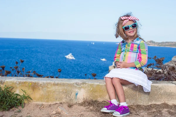 可爱的小女孩，在边缘背景蓝色大海在博尼法西奥 — 图库照片