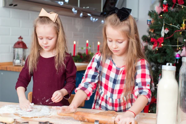 愛らしい女の子の家庭の台所にクリスマスのジンジャーブレッドのクッキーを焼く — ストック写真