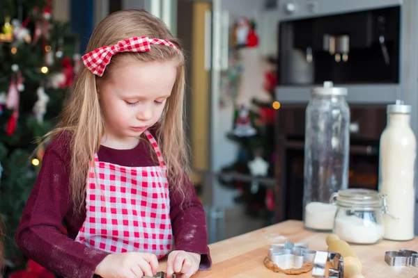 Little cute girl baking gingerbread cookies for Christmas at home kitchen — Stock Photo, Image