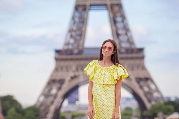 美丽的女人，在巴黎埃菲尔铁塔在暑假期间背景 — 图库照片