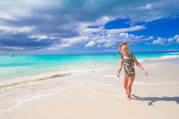 Underbar liten flicka på stranden under sommarlovet — Stockfoto