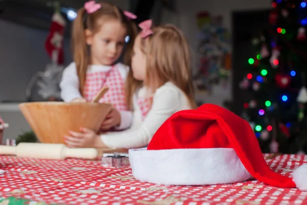 Adorables chicas horneando galletas de jengibre para Navidad en la cocina casera —  Fotos de Stock