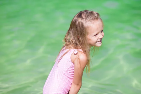 Adorable petite fille à la plage pendant les vacances d'été — Photo