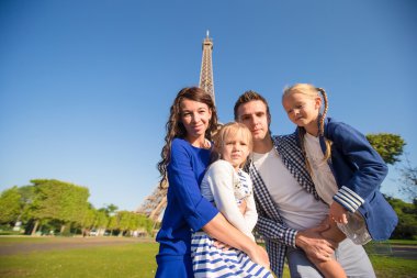 Eiffel tower yakınındaki Paris'te iki çocuklu mutlu bir aile. Fransız tatil, seyahat ve insanlar kavramı yaz.