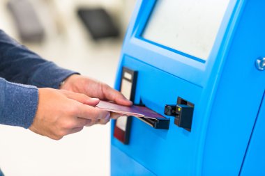 İade için uçuş yapıyor ya da Havaalanı'nda uçak biletleri satın Closeup pasaportu