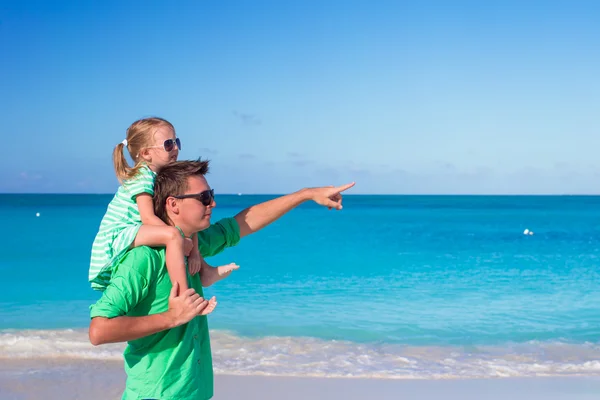 Lycklig far och bedårande liten flicka utomhus under strandsemester — Stockfoto