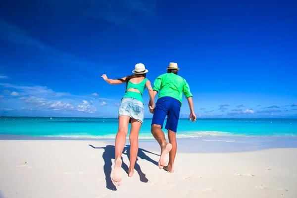 Joven pareja feliz en la playa blanca en las vacaciones de verano —  Fotos de Stock
