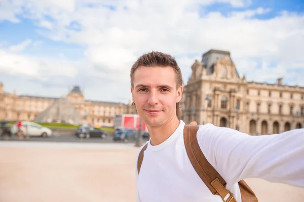 Gelukkig jonge man selfie fotograferen in Parijs, Frankrijk — Stockfoto