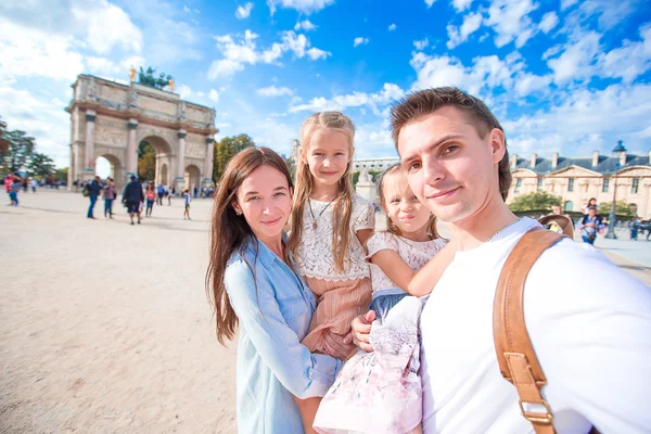 Famille heureuse avec deux enfants à Paris en vacances à la française — Photo