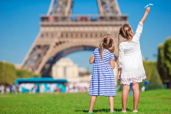 Очаровательные маленькие девочки в Париже на фоне Эйфелевой башни во время летних каникул — стоковое фото