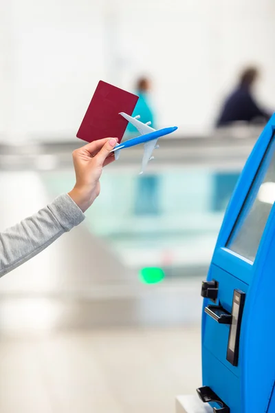 Passaporto di primo piano che effettua il check-in per il volo o acquista biglietti aerei in aeroporto — Foto Stock