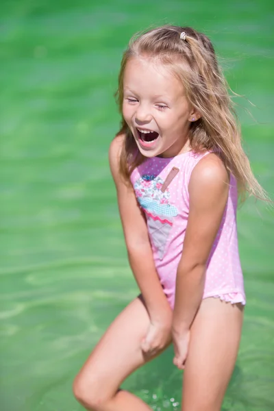 Adorabile bambina in spiaggia durante le vacanze estive — Foto Stock