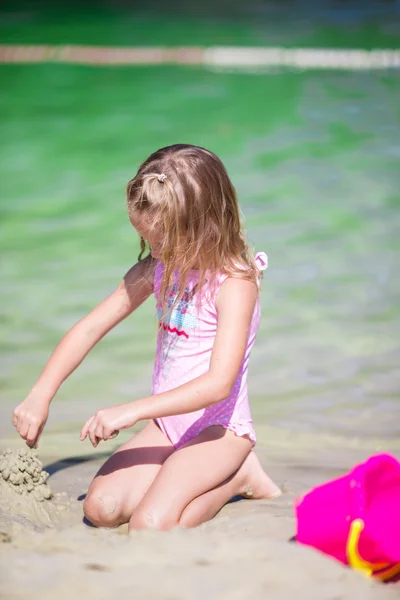 在热带度假期间玩沙滩玩具的小女孩 — 图库照片