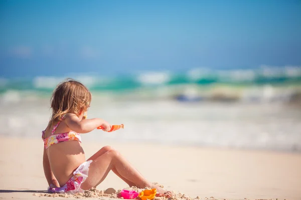 Entzückendes kleines Mädchen spielt während des Tropenurlaubs mit Strandspielzeug — Stockfoto