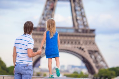 Küçük tatlı kız ve babası yaz tatili sırasında Paris 'te Eyfel Kulesi yakınlarında.