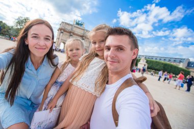 Yaz tatil Paris'te iki çocuklu mutlu aile