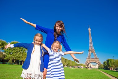 Küçük sevimli kız ve Eiffel üzerinde mutlu anne arka plan kule