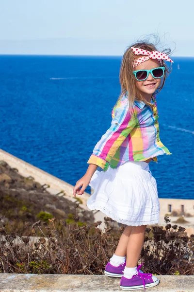 Adorable niña fondo azul mar en Bonifacio en Córcega — Foto de Stock