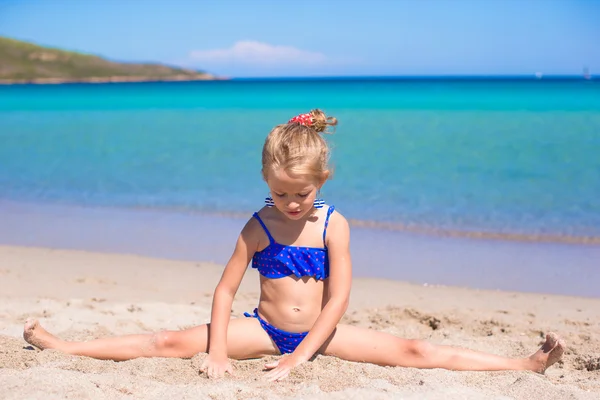 Imádnivaló kislány érezd jól magad a trópusi strandon nyaralás közben — Stock Fotó