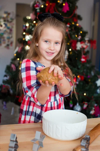 Entzückendes Kleinkind-Mädchen backt Weihnachtsplätzchen zu Hause — Stockfoto