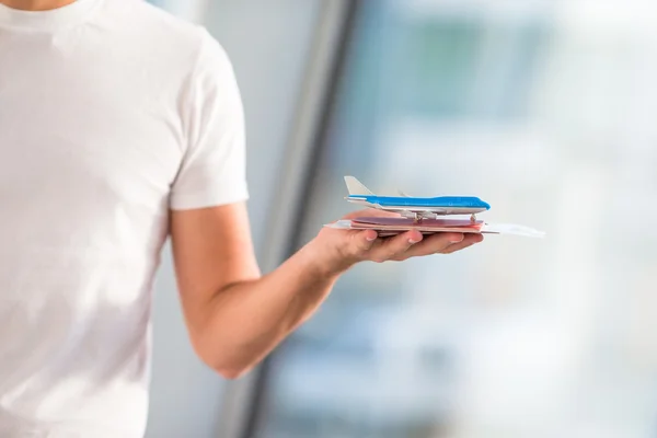 Closeup paspoorten en boarding pass op de luchthaven binnen achtergrond vliegtuig — Stockfoto