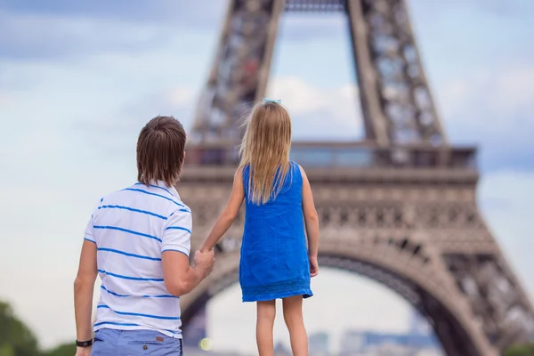 Family vacation in Paris background Eiffel Tower, France — Stock Photo, Image