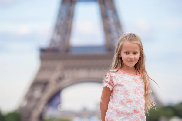 Bedårande liten flicka i Paris bakgrund Eiffeltornet under sommarsemester — Stockfoto