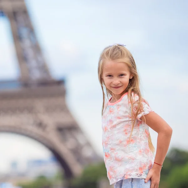 Aranyos kislány, közel az Eiffel-torony Párizsban nyaralás alatt — Stock Fotó