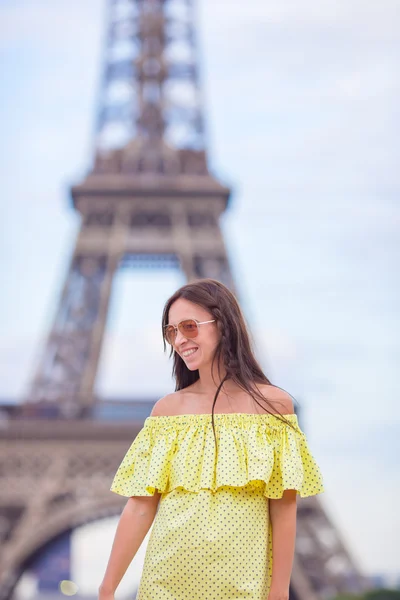 Šťastná žena v Paříži pozadí Eiffelova věž během letních prázdnin — Stock fotografie
