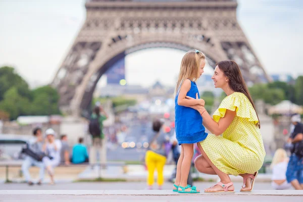 Kis aranyos lány és fiatal anyukája Párizsban, az Eiffel-torony közelében a nyári vakáció alatt — Stock Fotó