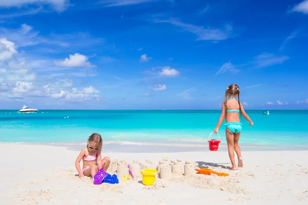 Μικρά κορίτσια που παίζουν με παιχνίδια στην παραλία κατά τη διάρκεια τροπικών διακοπών — Φωτογραφία Αρχείου