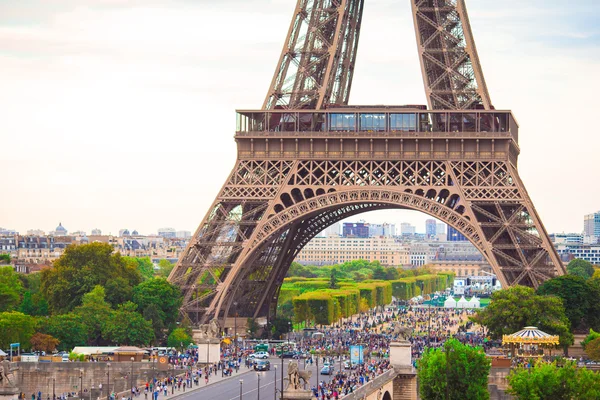 Maravillosa vista de la Torre Eiffel desde una de las calles de París — Foto de Stock