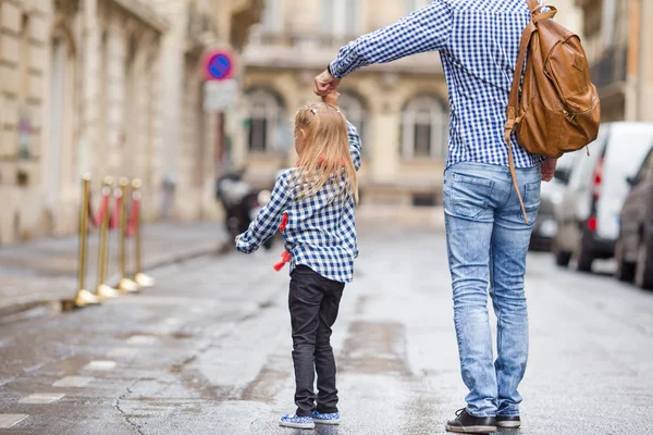 Father and his little daughter outdoors in European city — Stock Photo, Image