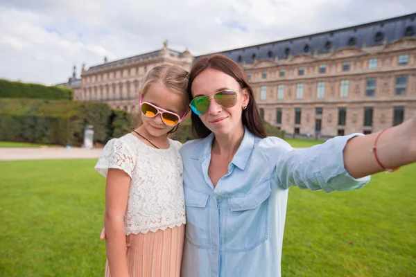 Šťastná maminka a dítě s selfie v Paříži na francouzské dovolené — Stock fotografie