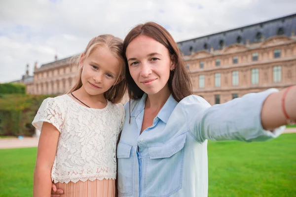 Szczęśliwa rodzina co selfie w Paryżu na francuski wakacje — Zdjęcie stockowe