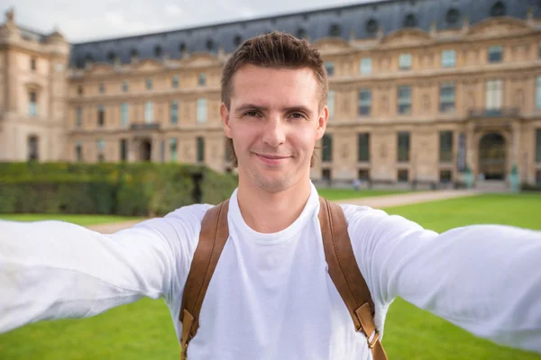 年轻男子合影拍照在户外在巴黎，法国 — 图库照片
