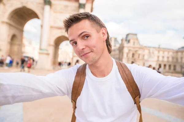 Joven tomando una foto selfie al aire libre en París, Francia — Foto de Stock