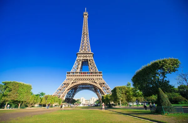 Csodálatos kilátás nyílik az egyik az utcán, a párizsi Eiffel-torony — Stock Fotó