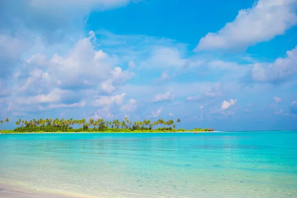 Perfect white beach with turquoise water at ideal island — Stock Photo, Image