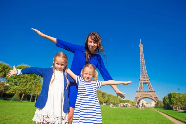 Kis aranyos lány és boldog anya, mint az Eiffel-torony háttér — Stock Fotó