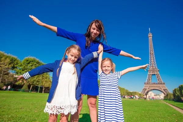 Boldog család párizsi Eiffel-torony közelében. Francia nyaralás, utazás, és az emberek koncepció. — Stock Fotó