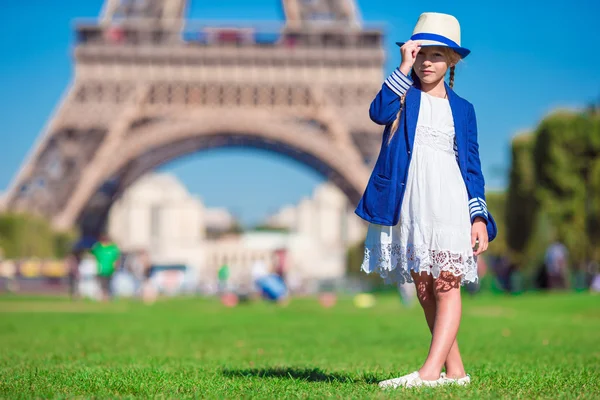 재미 있는 사랑 스러운 어린 소녀 배경, 프랑스 파리의에서 에펠 탑 — 스톡 사진