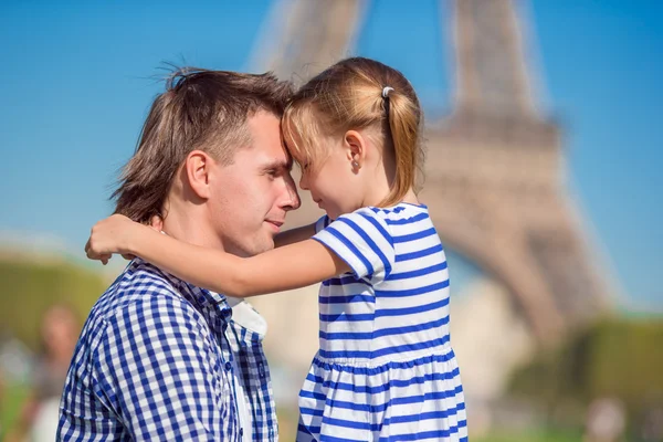 Szczęśliwą rodzinę w pobliżu Wieży Eiffla w Paryżu, Francja — Zdjęcie stockowe